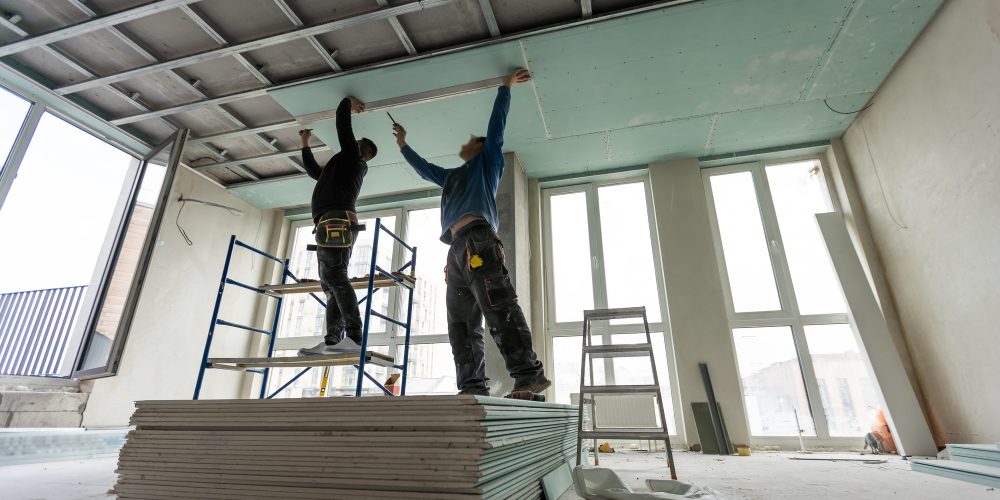 construction-worker-assemble-a-suspended-ceiling-w-49XZQNQ